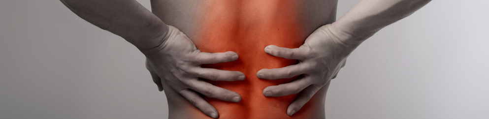 Persona tocándose la espalda con una zona señalada en rojo indicando dolor